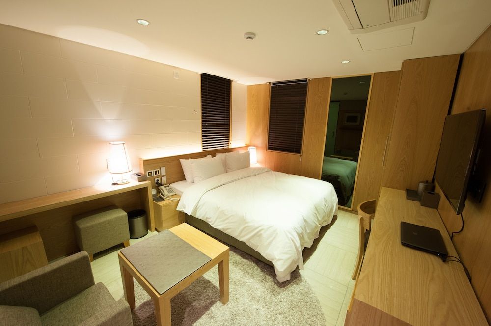 Hotel Rian Standard Double Room (Bigger than most in Seoul)