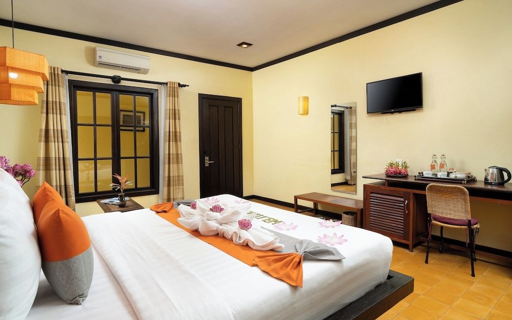 Residence Indochine D'angkor King Cabana Room with Balcony and Pool View - Free Pick Up 12