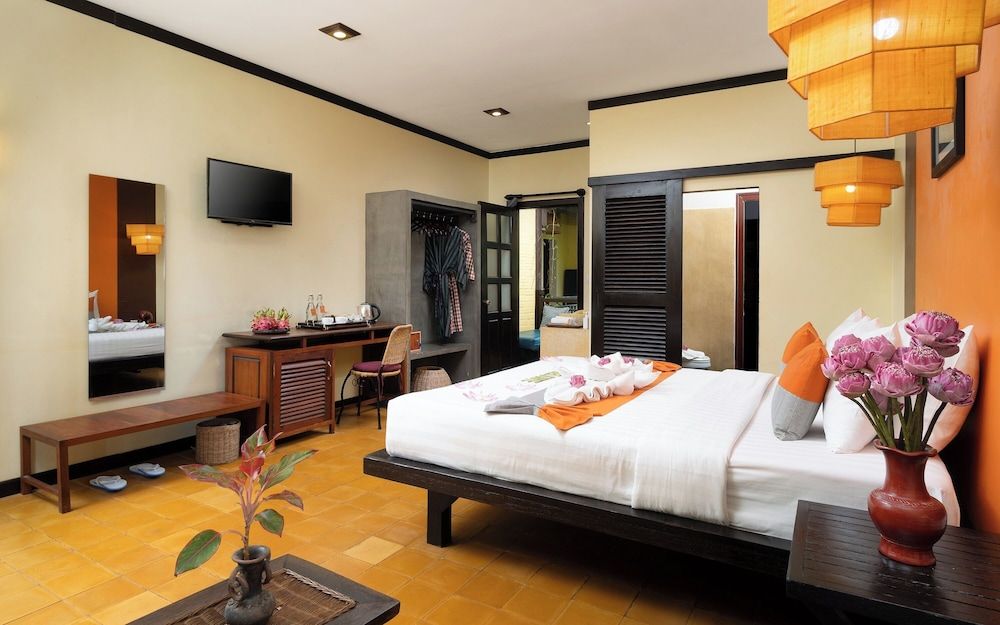 Residence Indochine D'angkor King Cabana Room with Balcony and Pool View - Free Pick Up 15