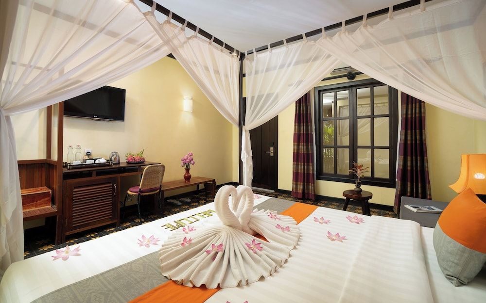 Residence Indochine D'angkor King Cabana Room with Balcony and Pool View - Free Pick Up 11