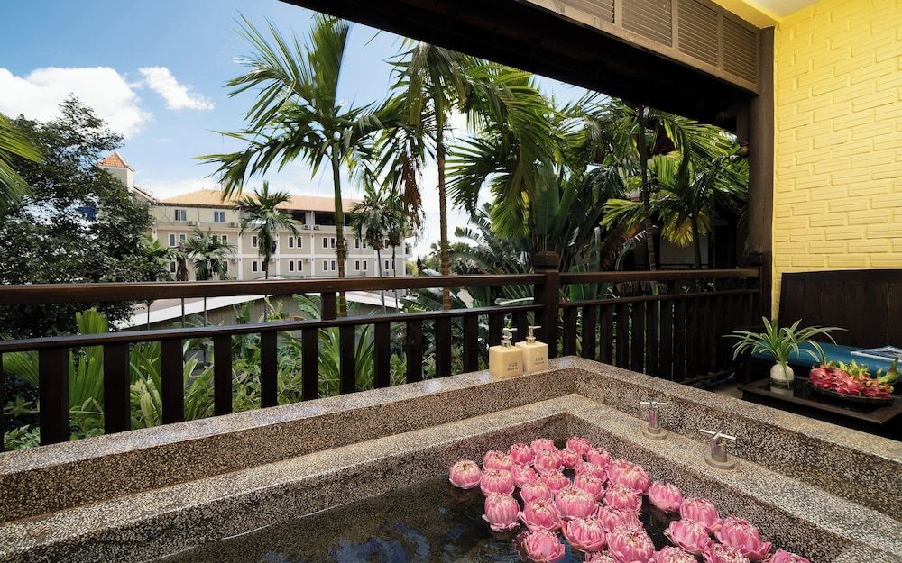 Deep Soaking Bathtub