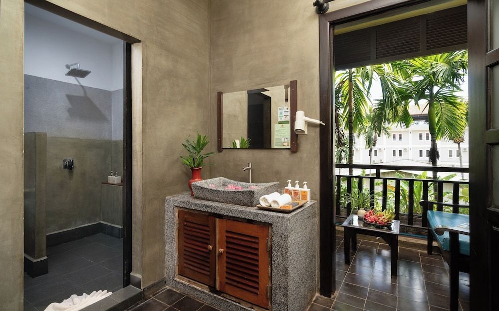 Residence Indochine D'angkor King Cabana Room with Balcony and Pool View - Free Pick Up 17