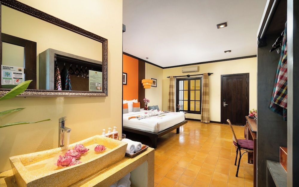 Residence Indochine D'angkor King Cabana Room with Balcony and Pool View - Free Pick Up 20
