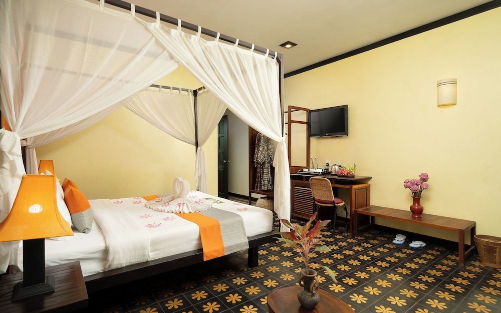 Residence Indochine D'angkor King Cabana Room with Balcony and Pool View - Free Pick Up 7