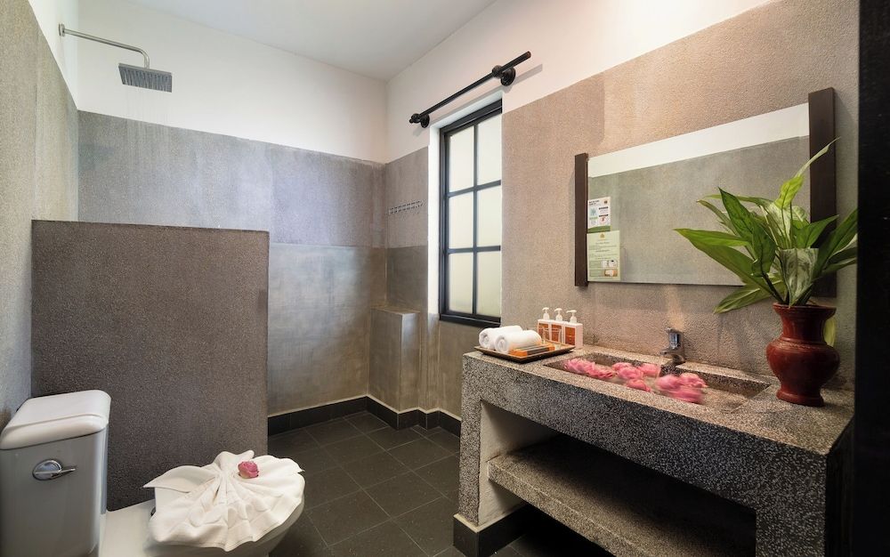 Residence Indochine D'angkor King Cabana Room with Balcony and Pool View - Free Pick Up 18