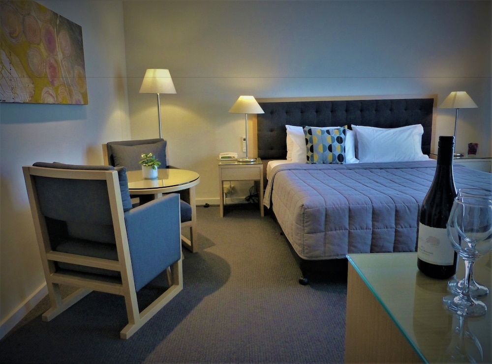 Park Ridge Retreat Deluxe King Spa Room with Private Balcony 3