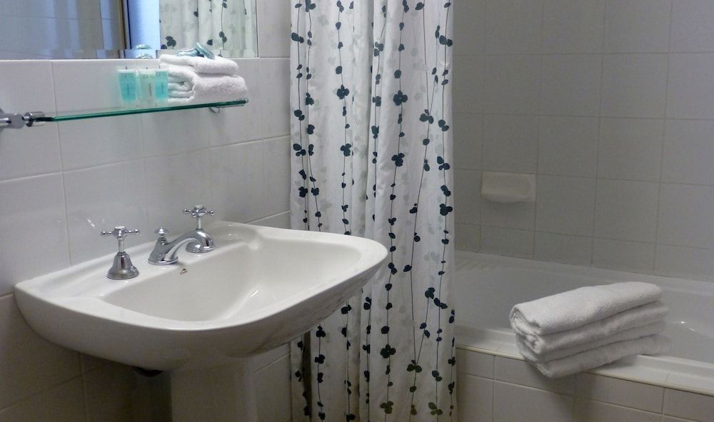 Park Ridge Retreat Executive Twin Room with Private Balcony 5