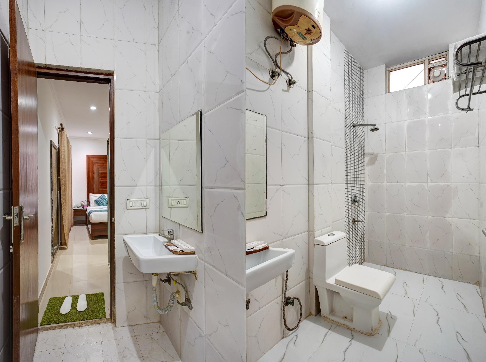 Hotel Chanakya Inn Deluxe Double Room 3