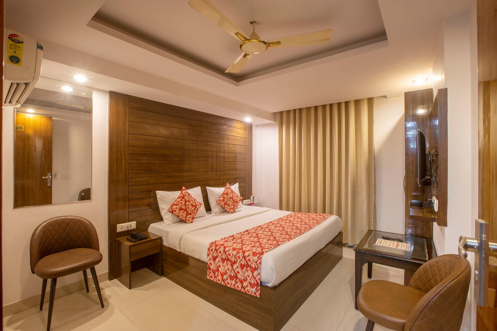 Hotel Chanakya Inn Deluxe Double Room