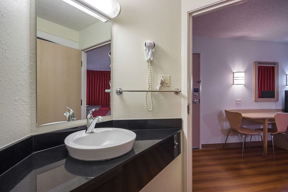 Motel 6 Whitby, ON - Toronto East Deluxe Room, 2 Double Beds, Non Smoking, Refrigerator 9