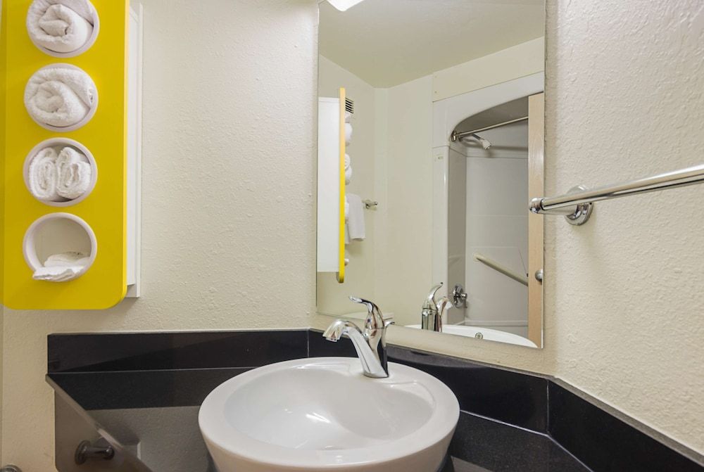 Motel 6 Whitby, ON - Toronto East Deluxe Room, 2 Double Beds, Non Smoking, Refrigerator 6