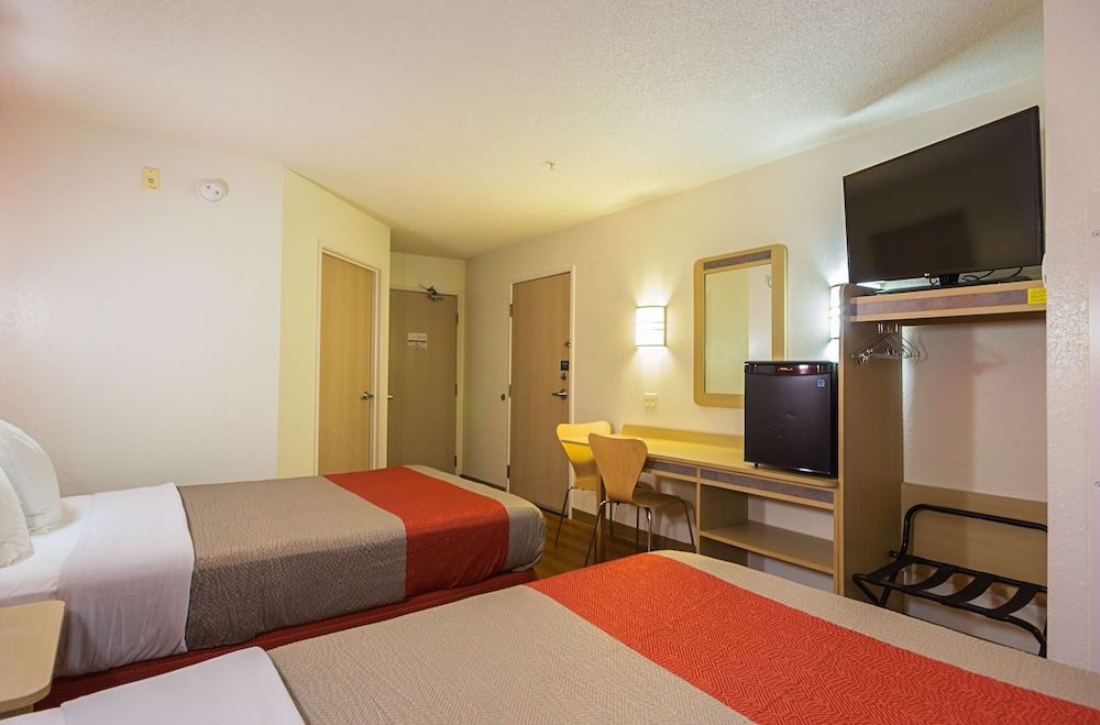 Motel 6 Whitby, ON - Toronto East Deluxe Room, 2 Double Beds, Non Smoking, Refrigerator 3