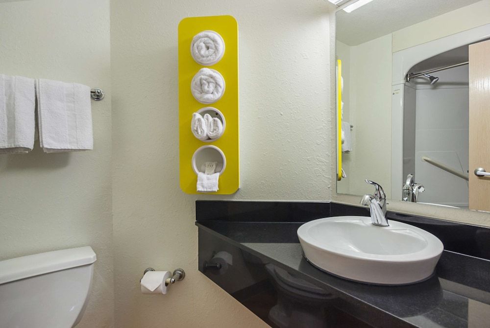 Motel 6 Whitby, ON - Toronto East Deluxe Room, 2 Double Beds, Non Smoking, Refrigerator 8