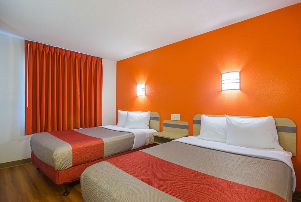 Motel 6 Whitby, ON - Toronto East Deluxe Room, 2 Double Beds, Non Smoking, Refrigerator 2