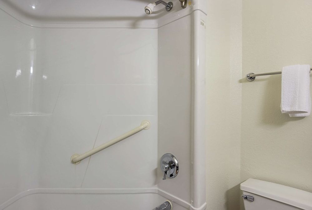 Motel 6 Whitby, ON - Toronto East Deluxe Room, 2 Double Beds, Non Smoking, Refrigerator 7