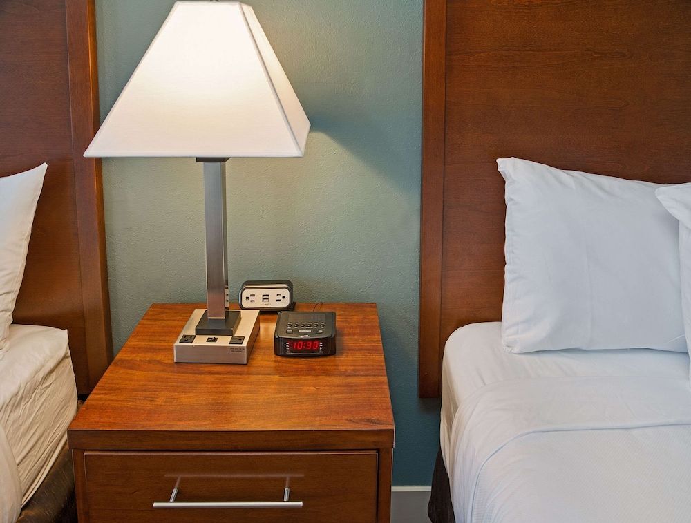 Econo Lodge Inn & Suites Standard Room, 2 Queen Beds, Non Smoking (Exterior Corridor) 6