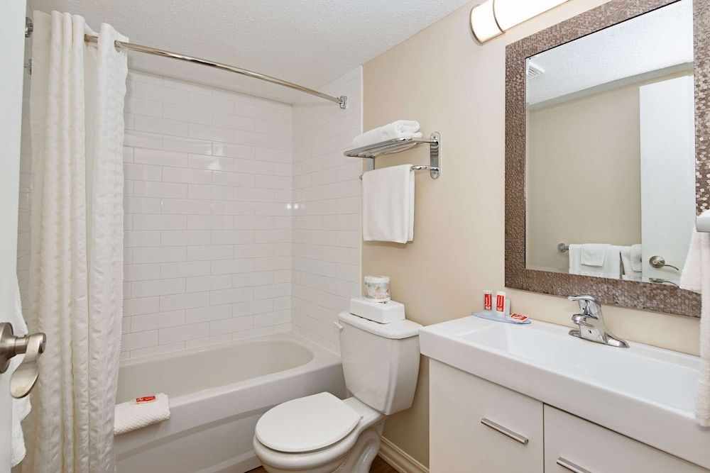 Econo Lodge Inn & Suites Standard Room, 2 Queen Beds, Non Smoking (Exterior Corridor) 5