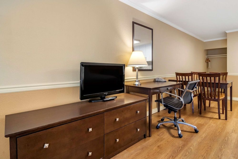 Econo Lodge Inn & Suites Room, 2 Queen Beds, Non Smoking (Efficiency) 4