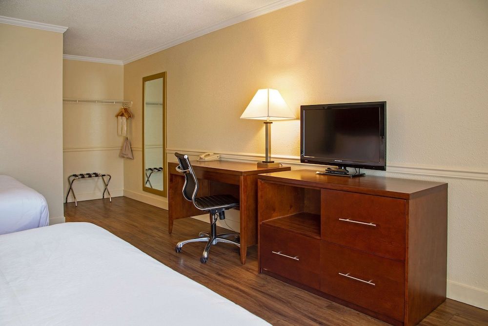Econo Lodge Inn & Suites Standard Room, 2 Queen Beds, Non Smoking (Exterior Corridor) 3