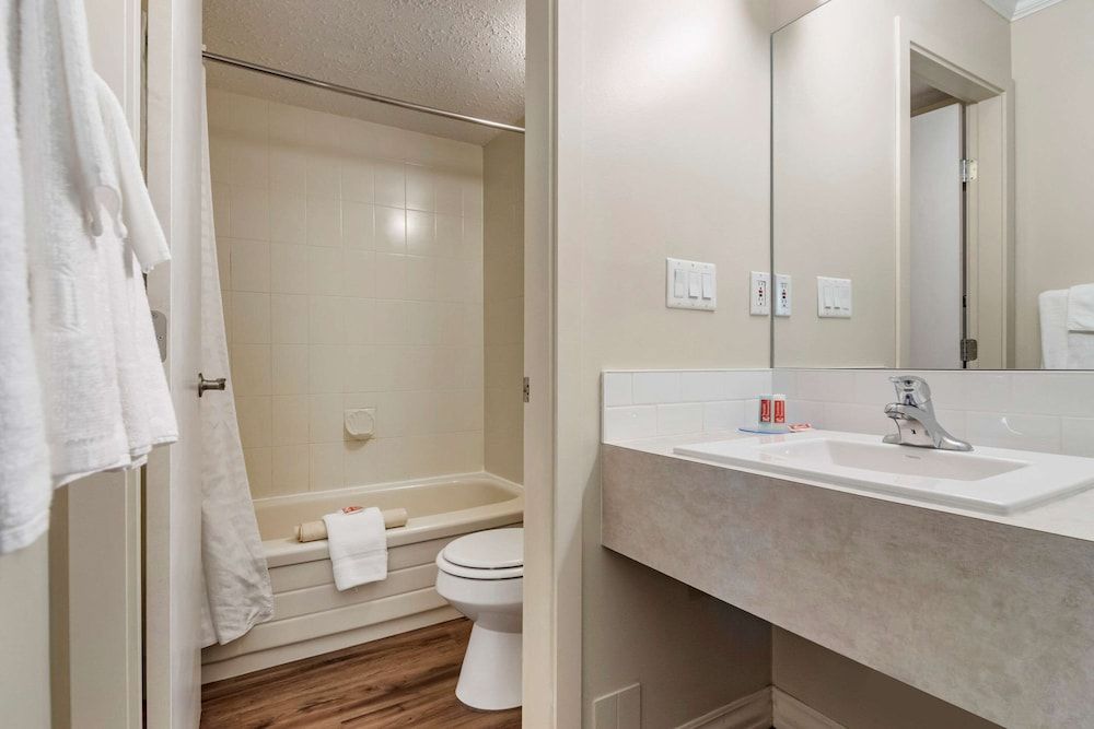 Econo Lodge Inn & Suites Standard Room, 2 Double Beds, Non Smoking 3