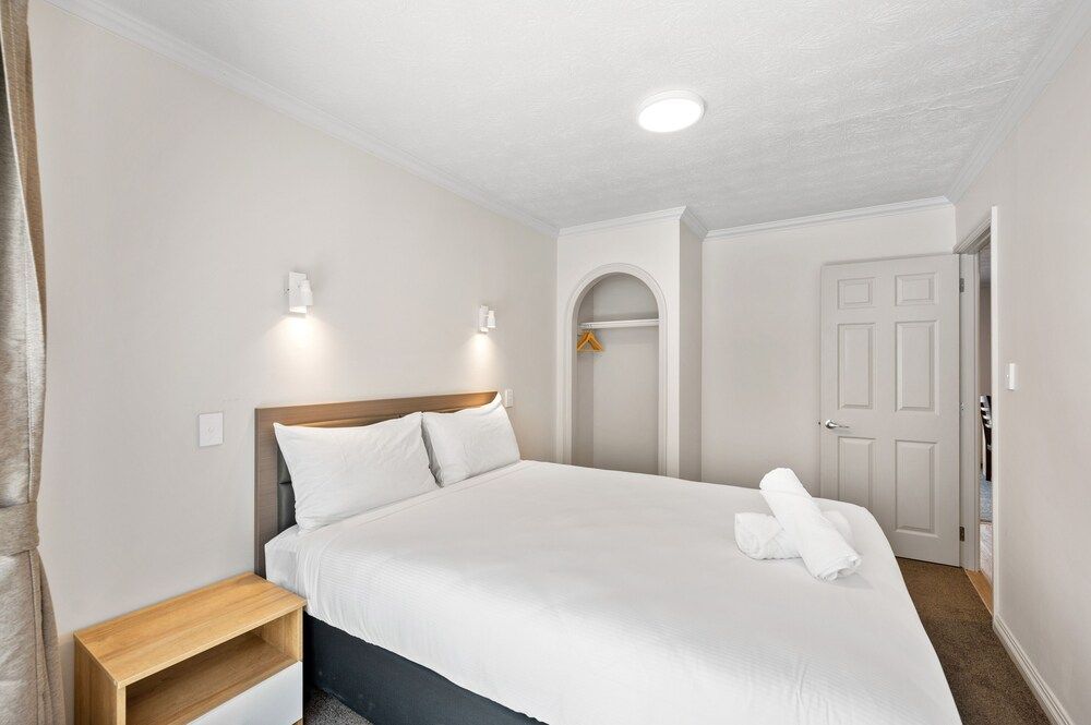 Ashleigh Court Motel Family Apartment, Hot Tub 3
