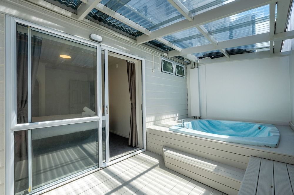 Ashleigh Court Motel Family Apartment, Hot Tub 7