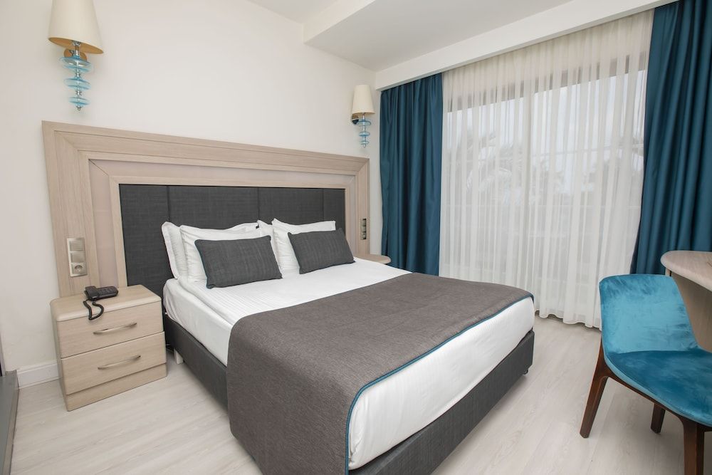 Falcon Hotel Standard Room 2