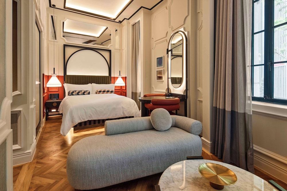 Junior Studio Suite, 1 Queen Bed (QT)