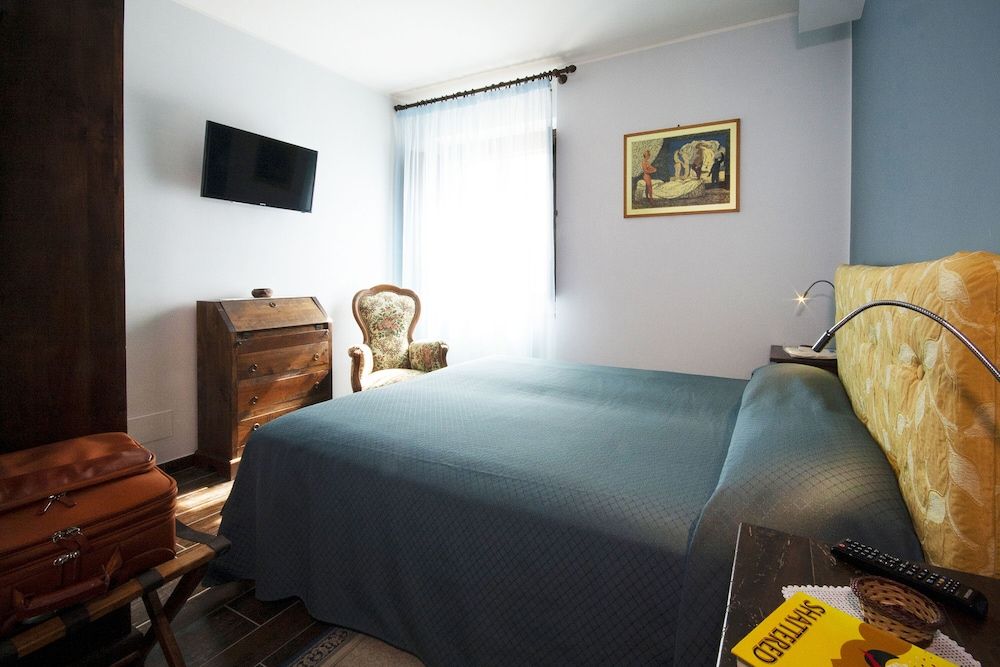 Comfort Suite, 1 King Bed with Sofa bed, Accessible, Garden View