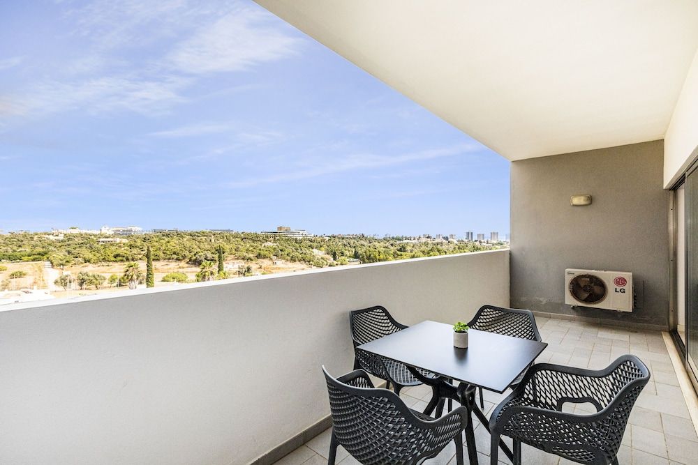 Pelican Alvor Apartment, 2 Bedrooms, Pool View 4