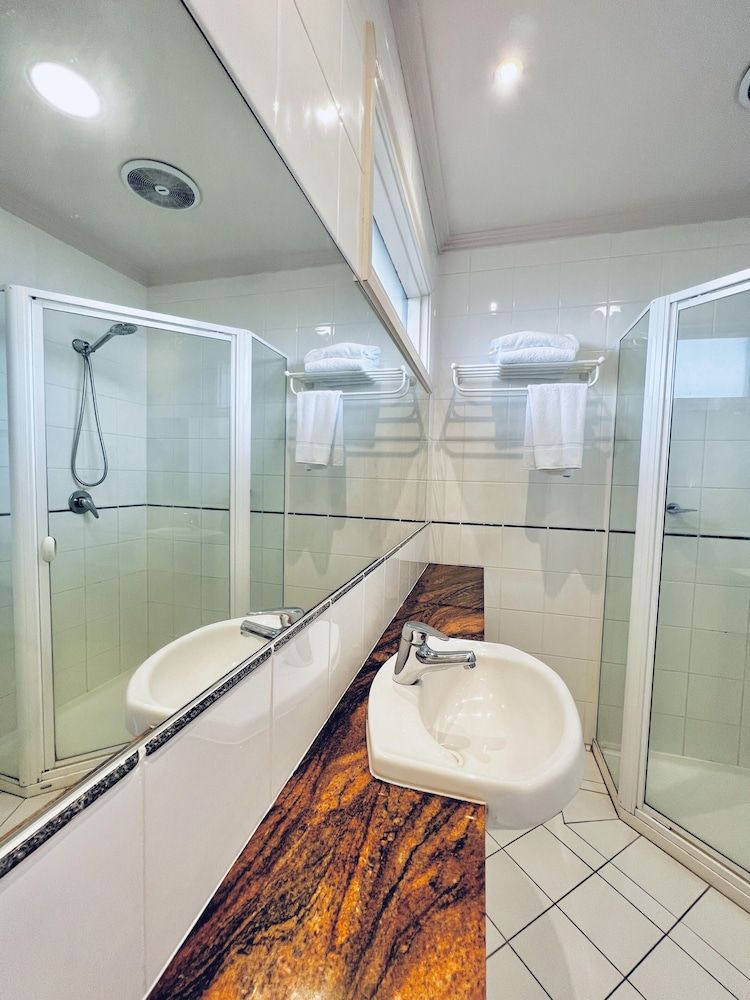 The Waverley International Hotel Queen Room 6