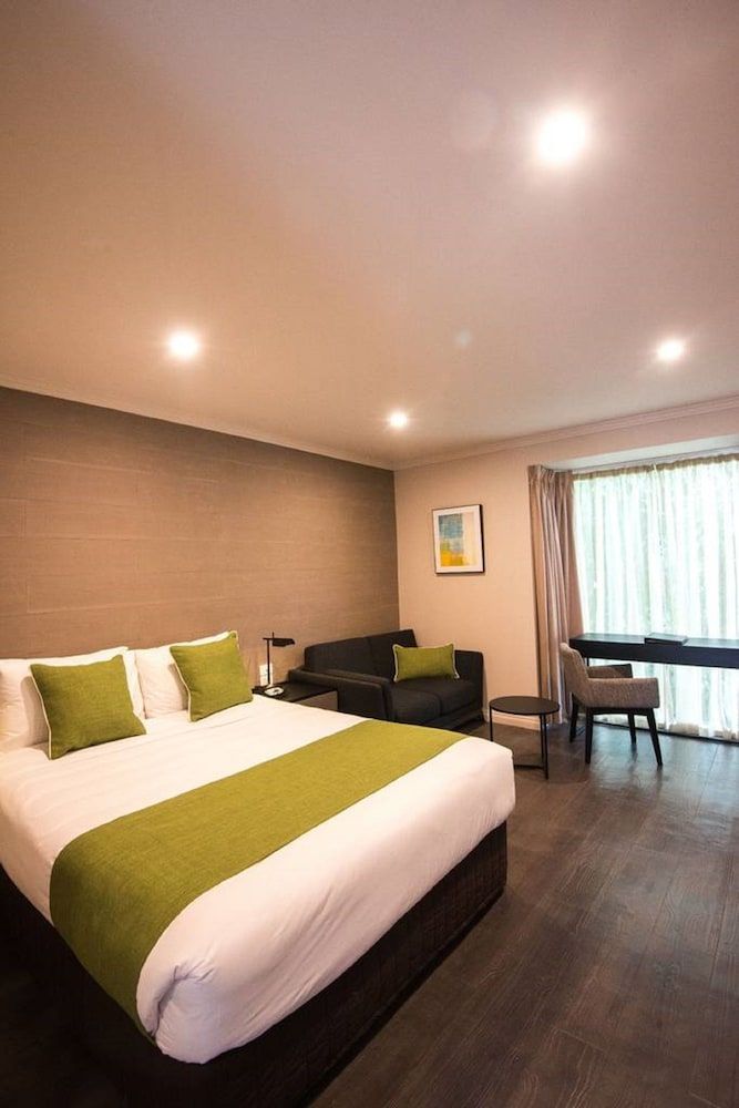 The Waverley International Hotel Premium Queen Suite