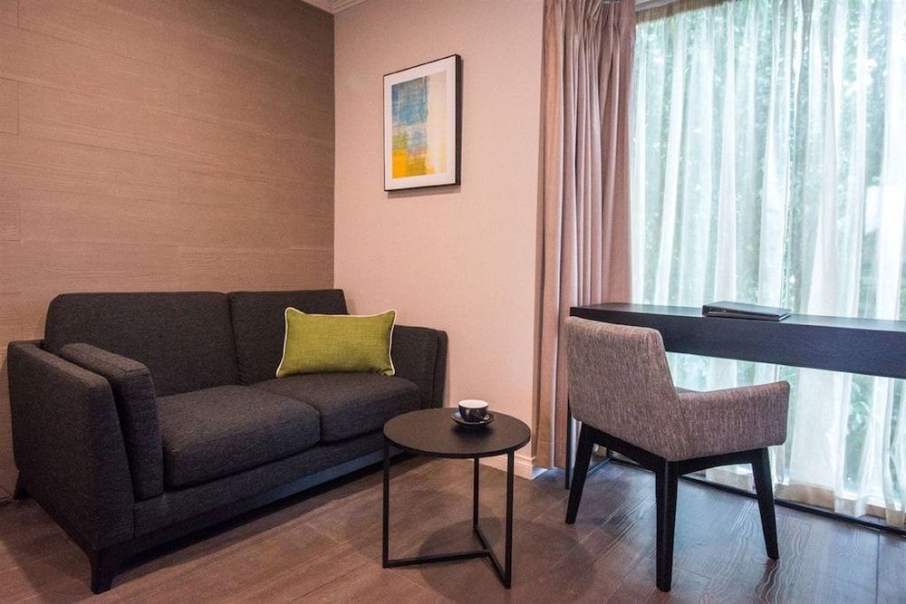 The Waverley International Hotel Premium Queen Suite 8