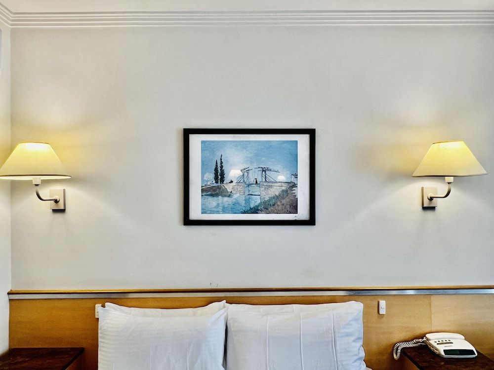 The Waverley International Hotel Queen Room