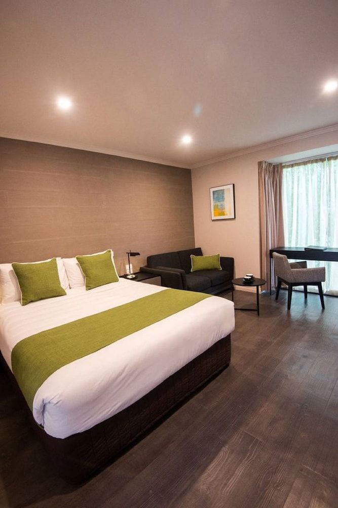 The Waverley International Hotel Premium Queen Suite 2