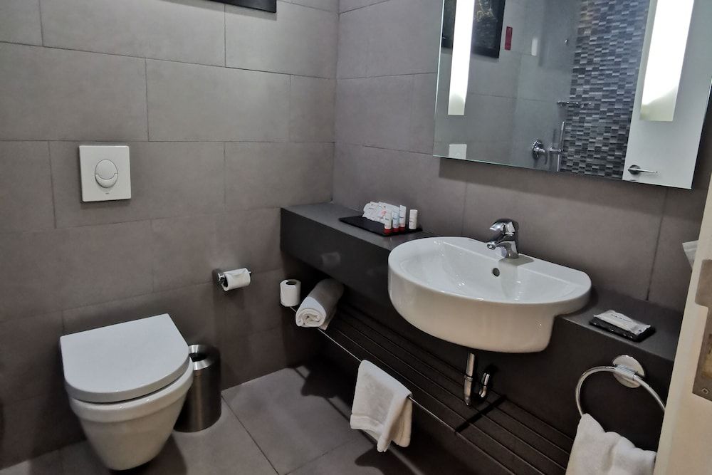 The Smallville Hotel Deluxe King Room 6