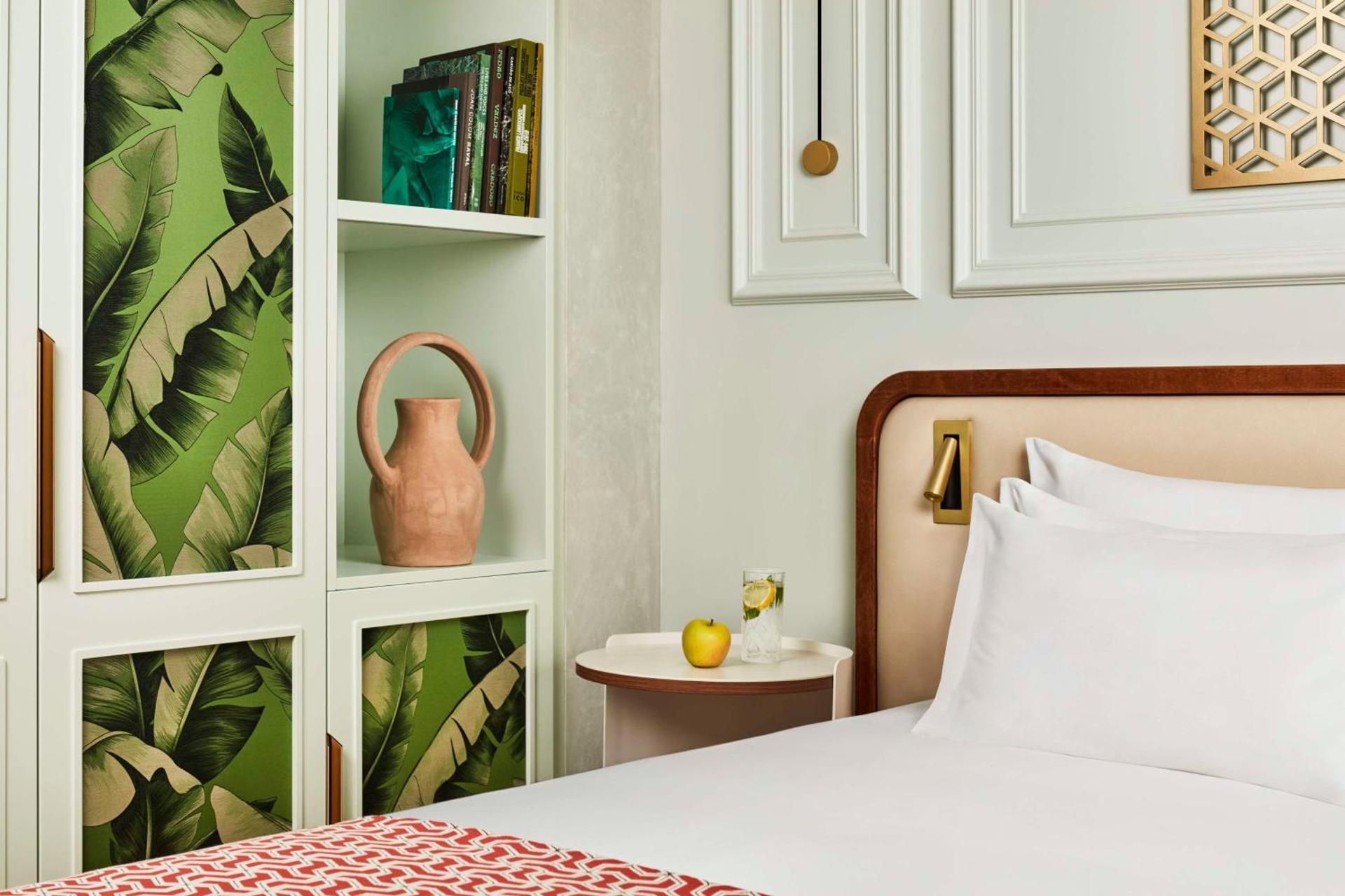 NH Collection Amistad Cordoba Suite with extra bed (2 adults + 2 children) 2