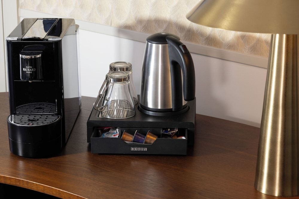 Hôtel Elysées Bassano Deluxe Double Room 8