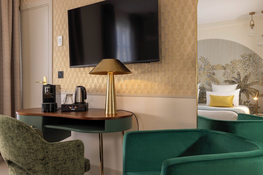 Hôtel Elysées Bassano Deluxe Double Room 7