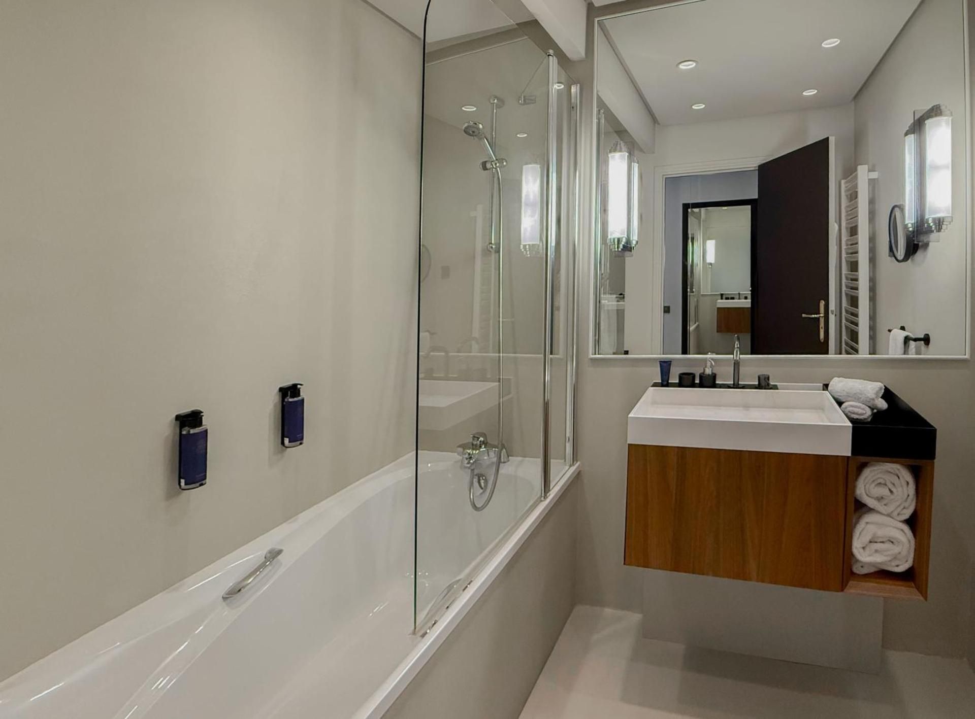 Lakeside Nest Room - Spa Access Included