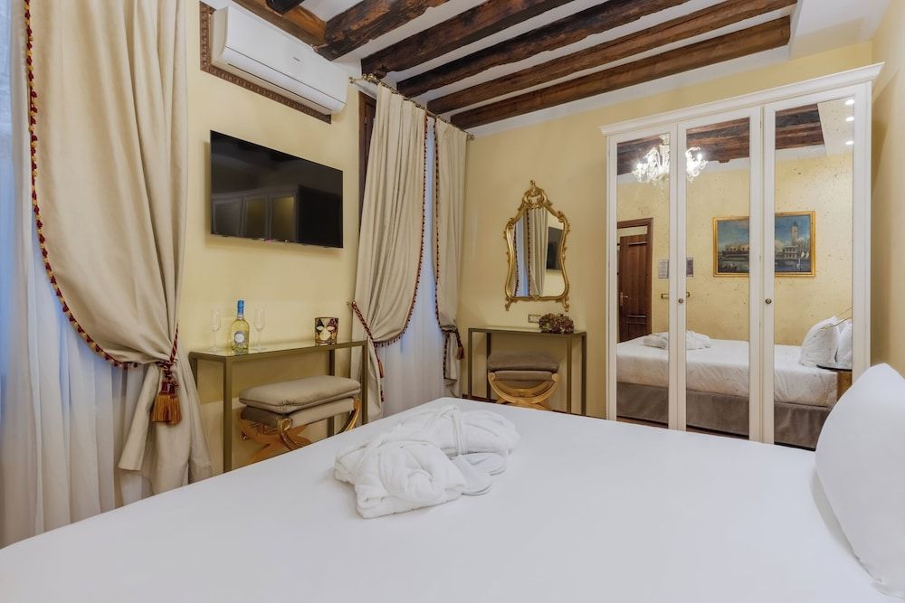 Ca' Dell'Arte Suite Deluxe Apartment 8