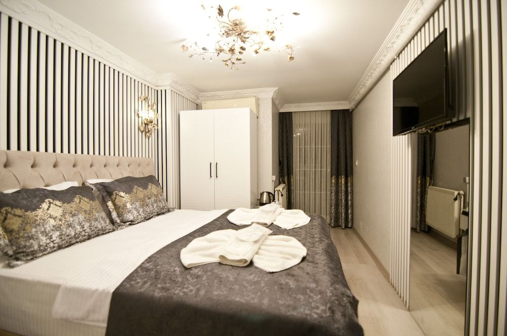 Hotel Broken Column Economic Double Room with Balcony Lower Floor 8