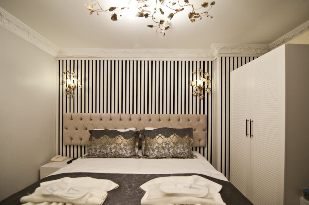 Hotel Broken Column Economic Double Room with Balcony Lower Floor 11