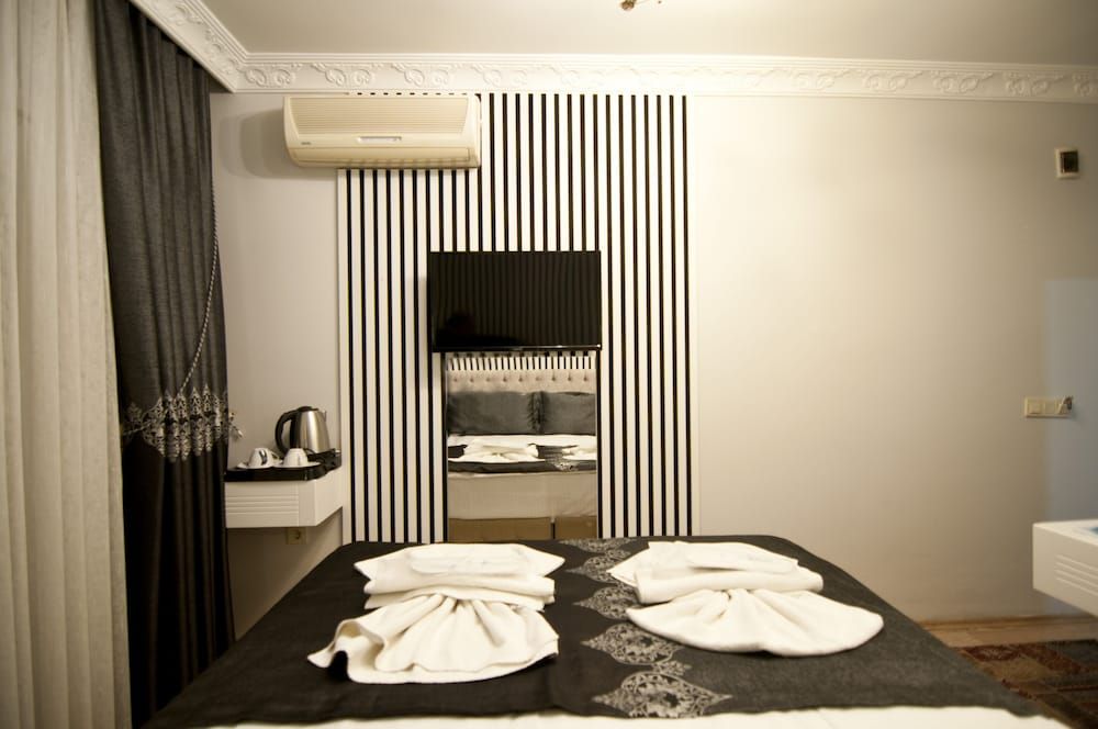 Hotel Broken Column Economic Double Room with Balcony Lower Floor 4