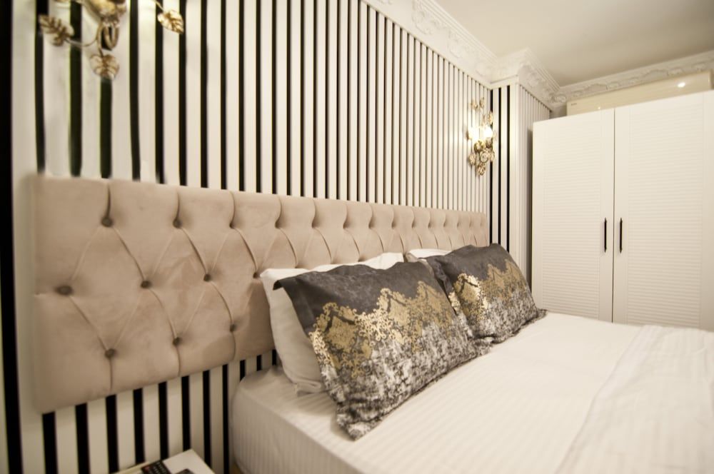 Hotel Broken Column Economic Double Room with Balcony Lower Floor 13