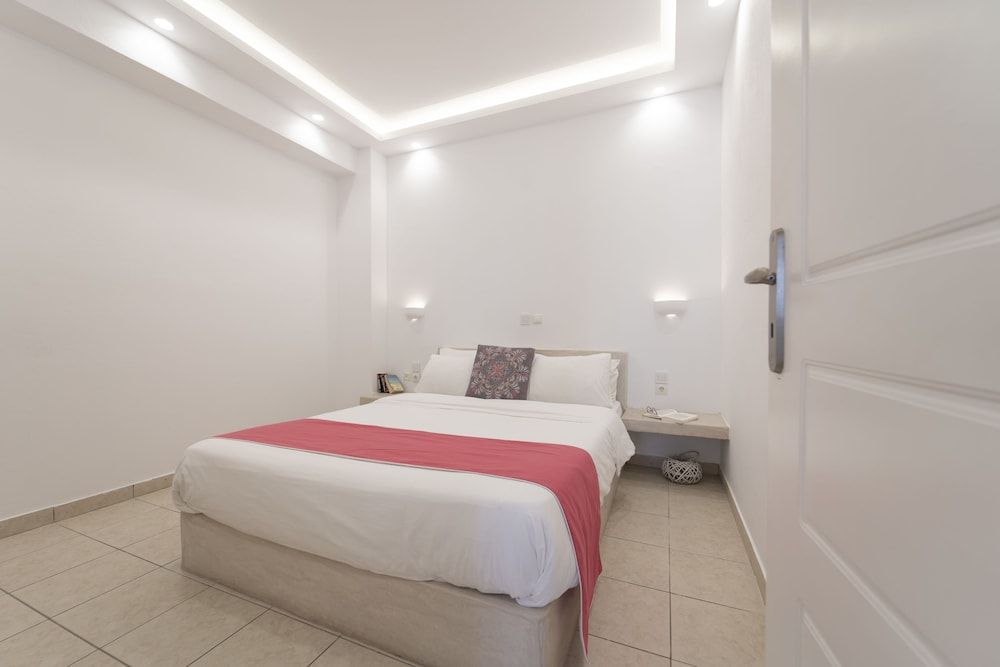 Bella Santorini Deluxe Apartment, Garden View