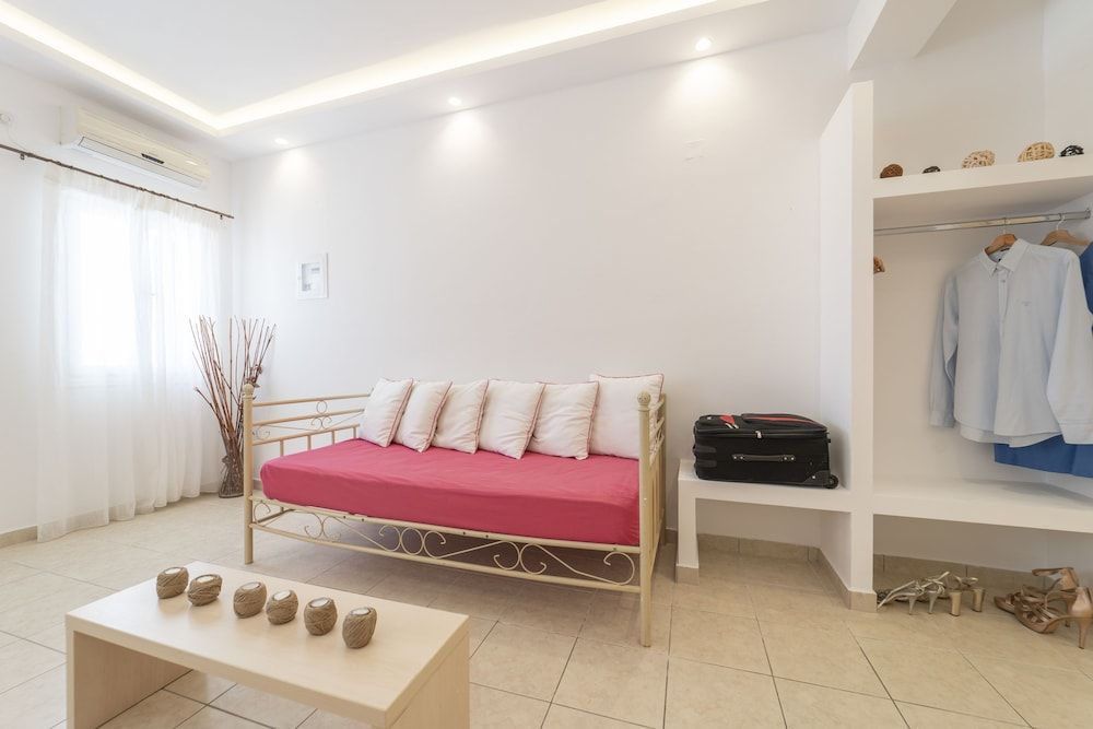 Bella Santorini Deluxe Apartment, Garden View 7