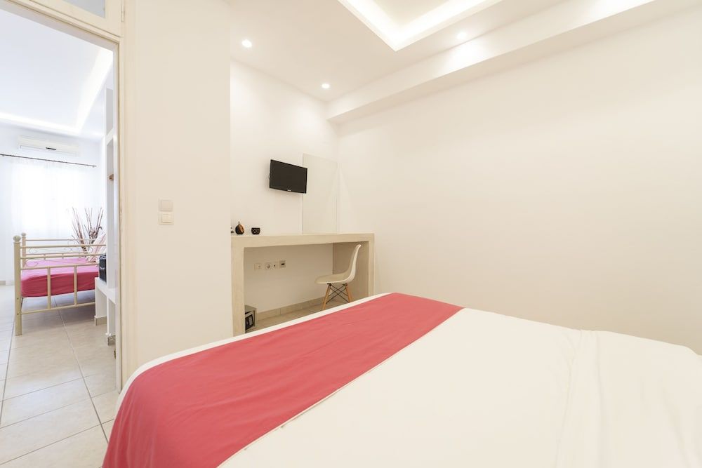 Bella Santorini Deluxe Apartment, Garden View 2