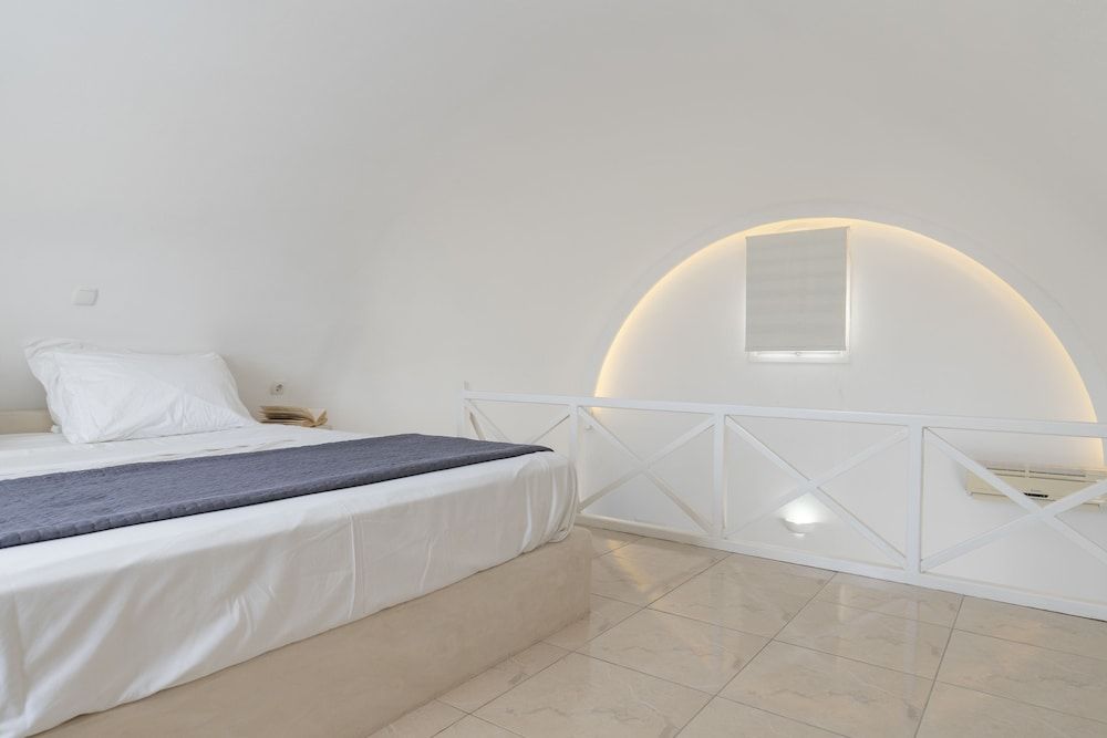 undefined Bella Santorini