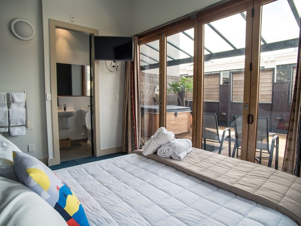 U Boutique Hotel Wellington King Studio with Balcony, Spa Pool, and Ensuite 4